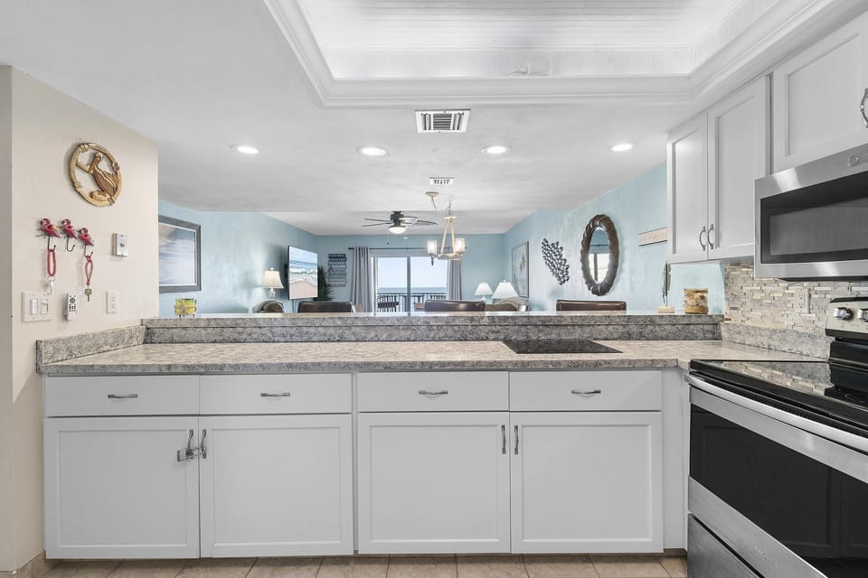 Condo, 1 King Bed (Ocean Terrace Club 604) | Private kitchen | Oven, toaster