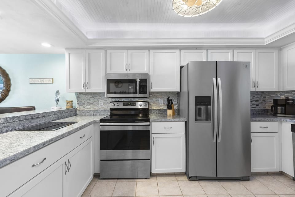 Condo, 1 King Bed (Ocean Terrace Club 604) | Private kitchen | Oven, toaster