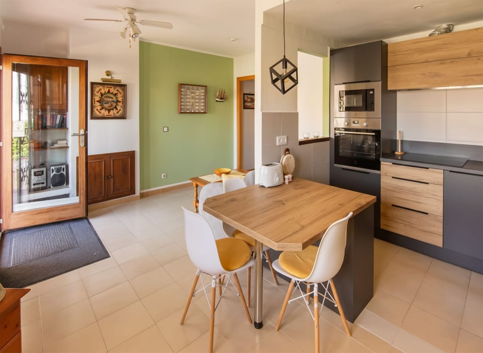 Cosy, bright living space with modern open-plan kitchen