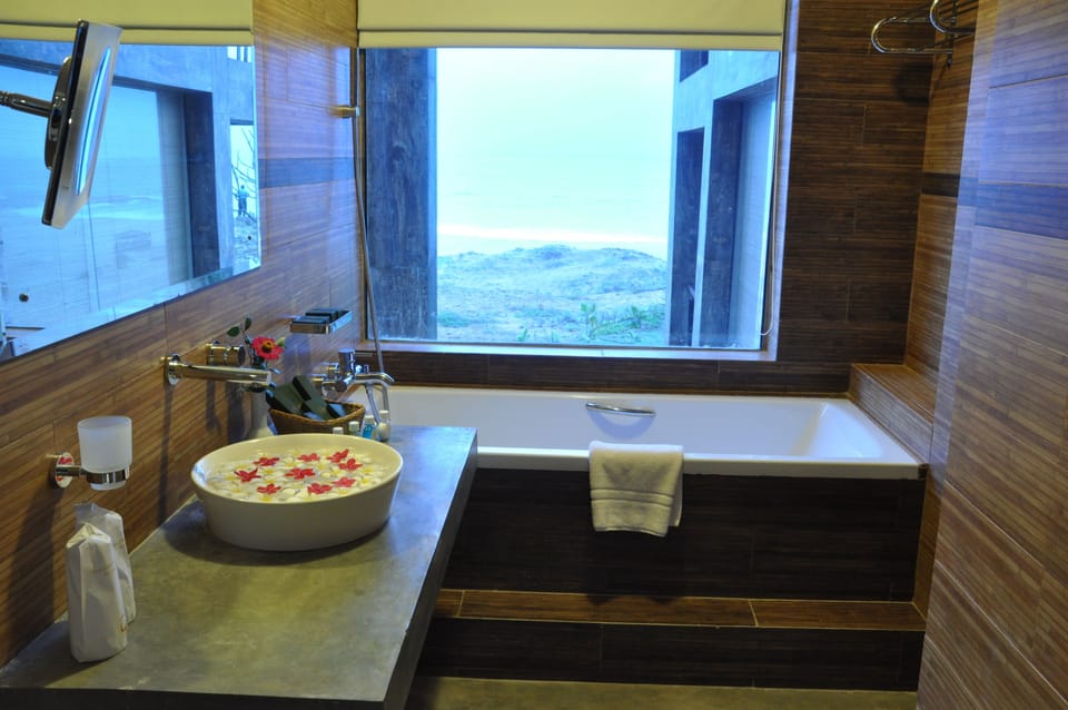 Deluxe Double Room with Balcony and Sea View  | Bathroom | Separate tub and shower, deep soaking tub, rainfall showerhead
