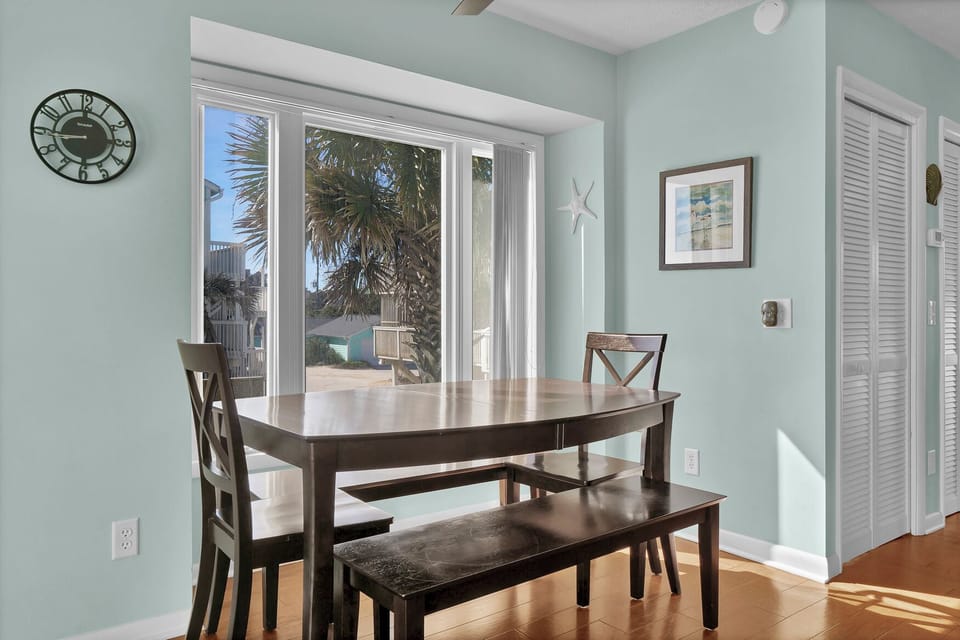 Dining nook (has two benches)