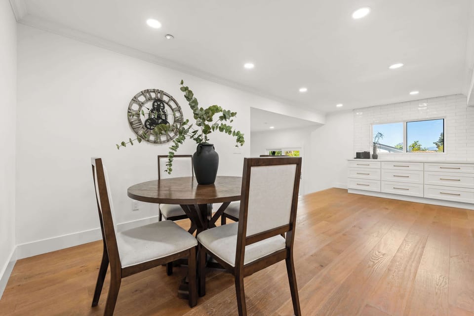 Cozy dining nook, the perfect spot to enjoy breakfast, lunch, or dinner with family and friends.