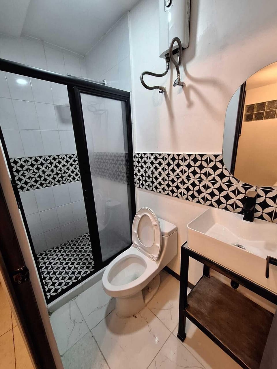Economy Double Room, 1 Double Bed, No Windows | Bathroom | Shower, free toiletries, towels, soap
