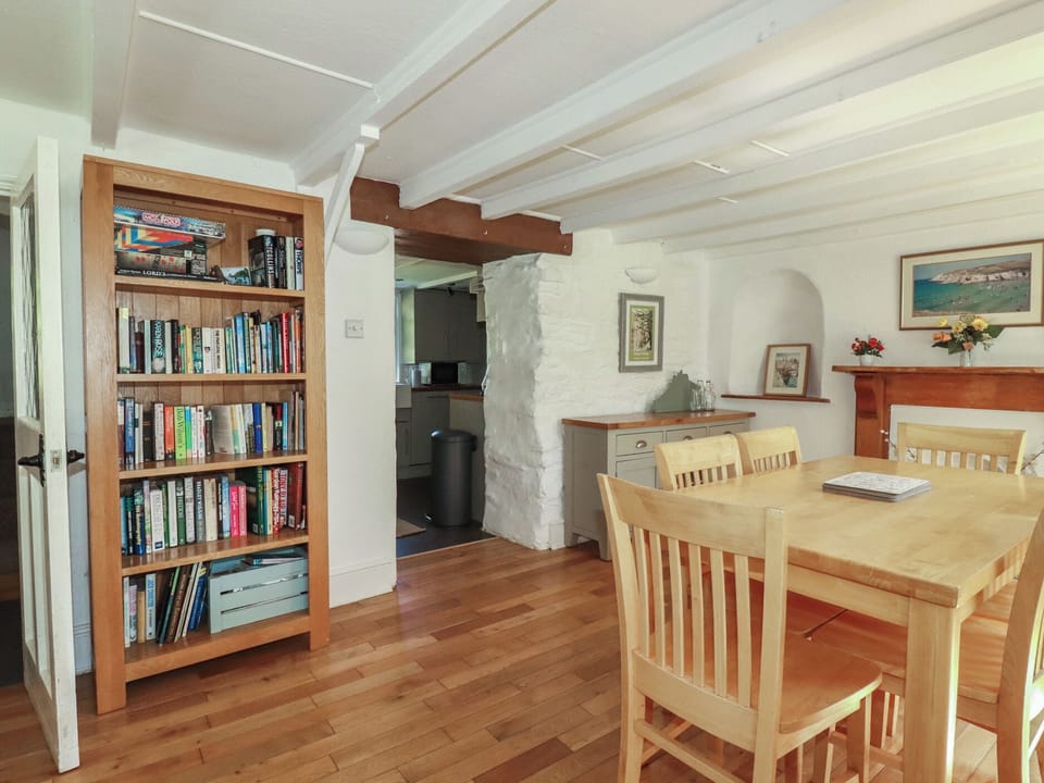 Cottage | Dining