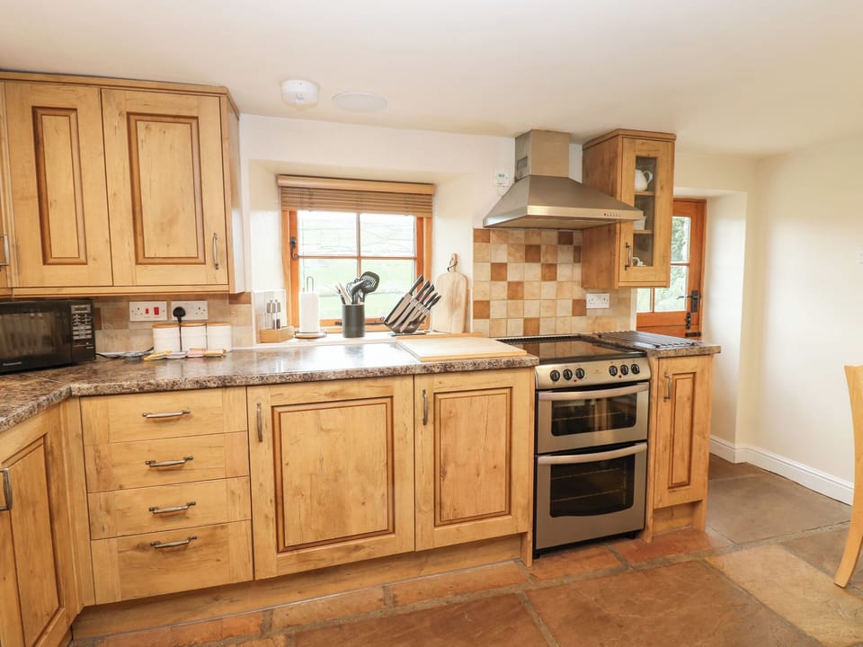 Microwave, dishwasher, cookware/dishes/utensils