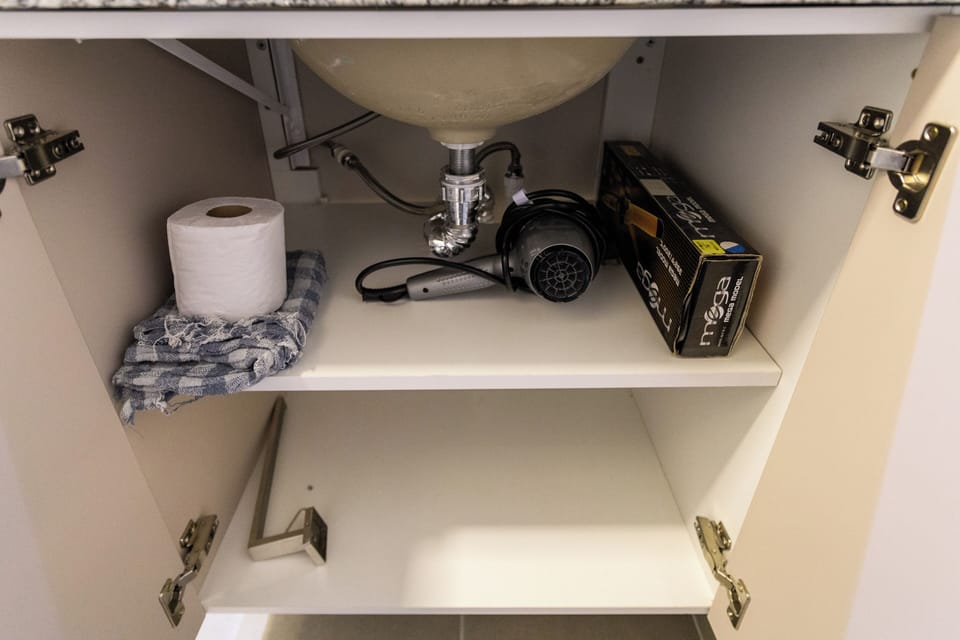 Studio | Bathroom | Shower, towels, soap, shampoo