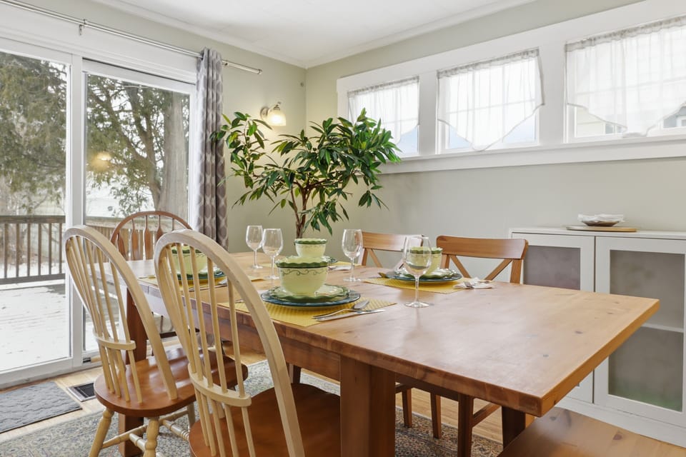 Dining room with outlook over deck and huge backyard, full of wildlife !