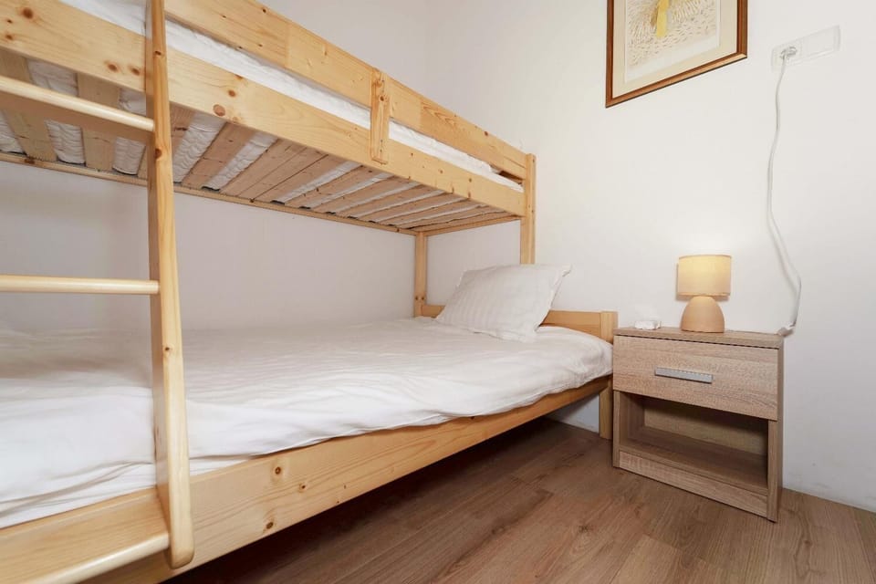A/C, Bunk Bed
