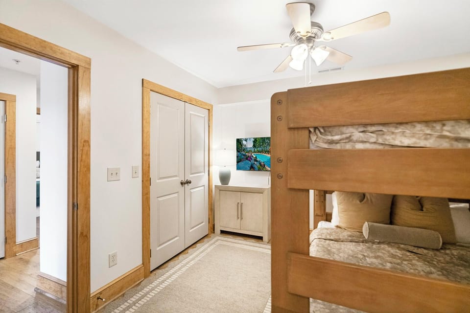 Guest Bedroom---Queen Bunk Beds, TV