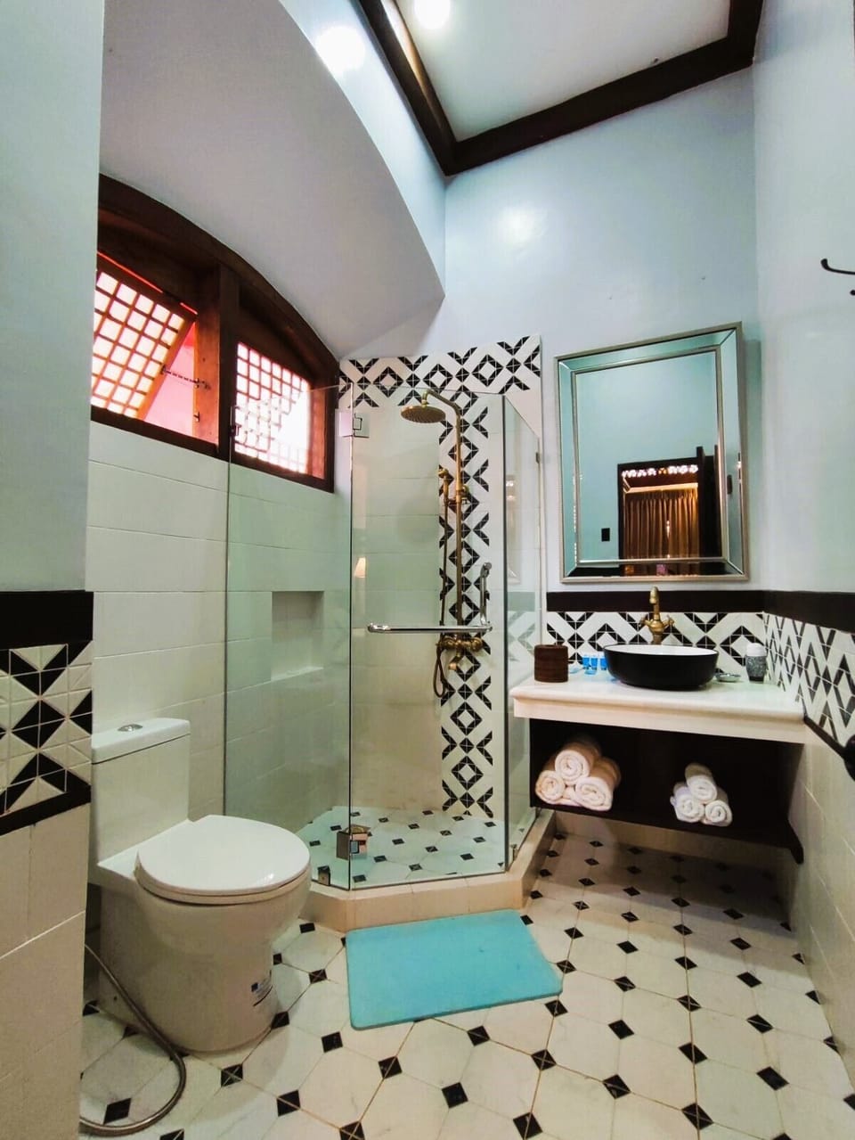 Grand Double Room | Bathroom | Shower, rainfall showerhead, free toiletries, hair dryer