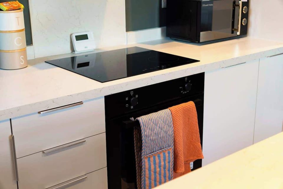 Enjoy a practical kitchen setup featuring an oven, fridge, and all essential cookware, ideal for cooking anything from quick snacks to full meals.