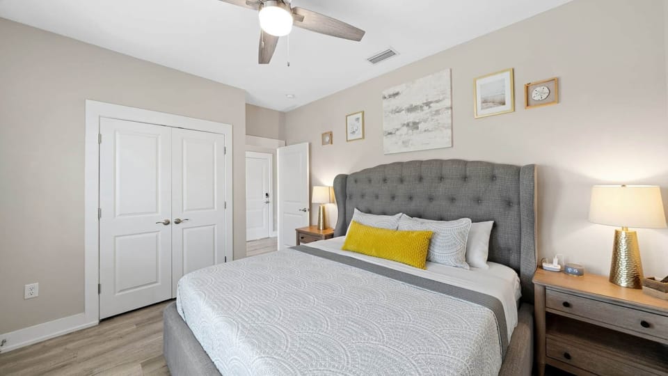 King size bedroom with full size closet