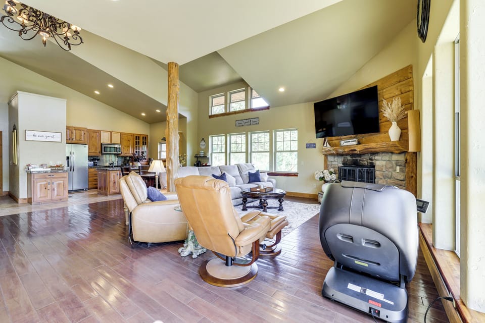 Interior | 3-Level House | In-Unit Laundry | Free WiFi