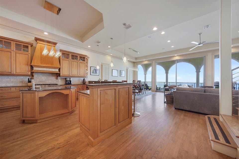 Laissez Faire - Vizcaya - Kitchen & Living Room