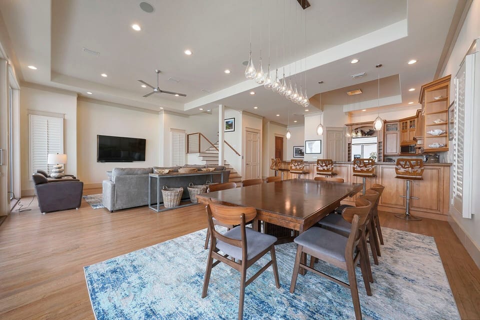 Laissez Faire - Vizcaya - Dining Room, Living Room & Kitchen