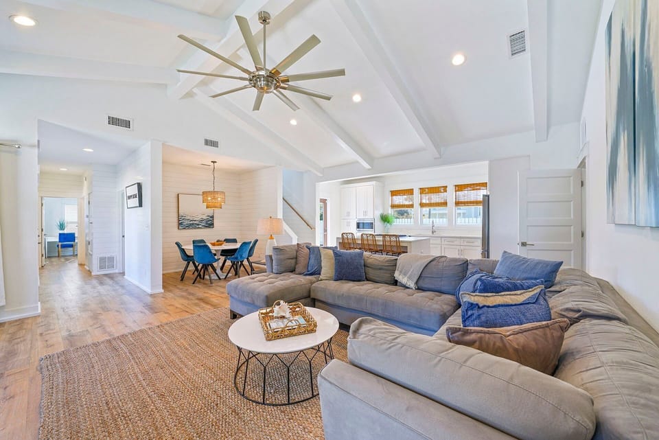 Pearl Sands - Crystal Beach - Living Room