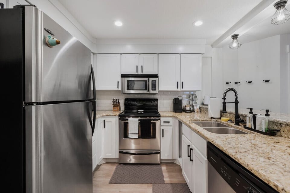 Kitchen: Gorgeous design with granite counters and stainless appliances for culinary adventures!