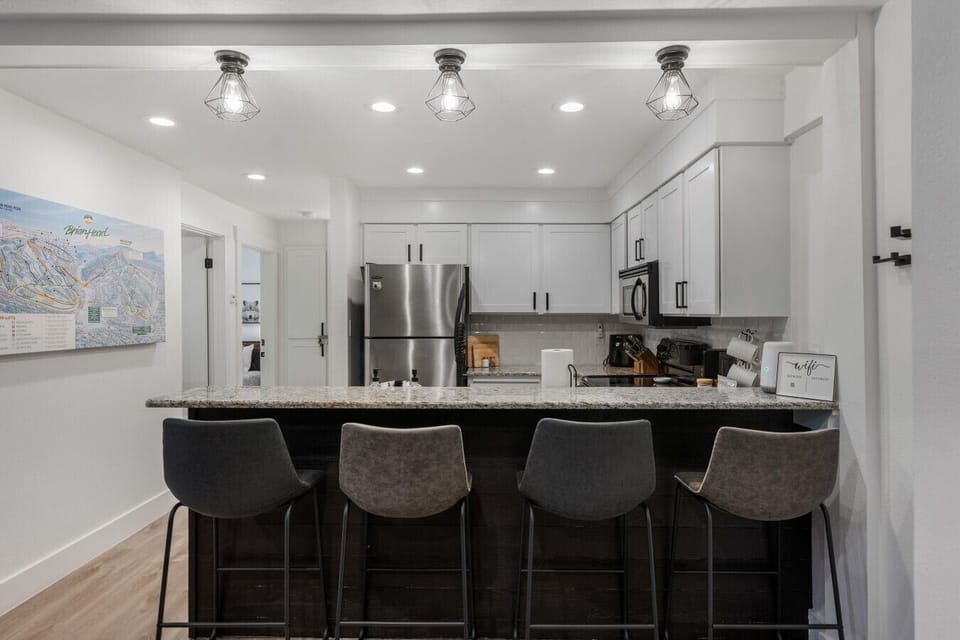 Kitchen: Modern design meets mountain charm—perfect for cooking up memorable meals!