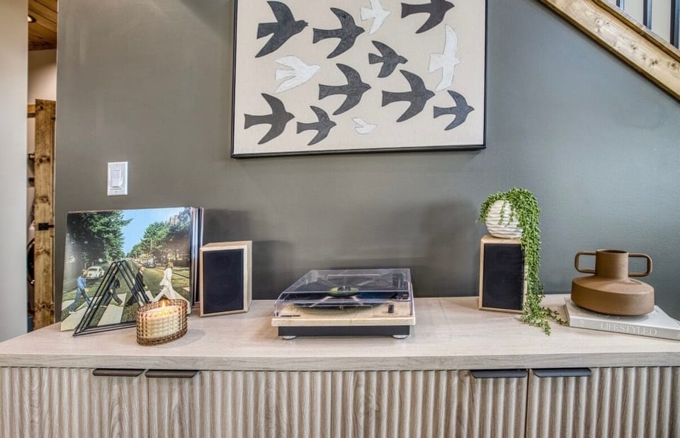 Listen to your favorite records and unwind in cozy mountain style