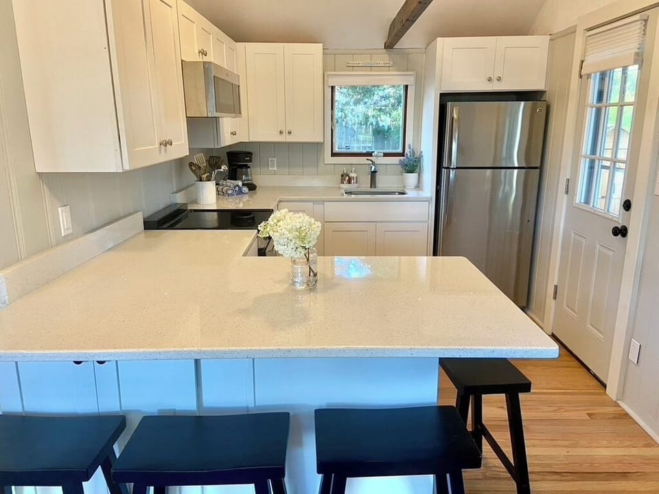 Well equipped Kitchen with granite countertop