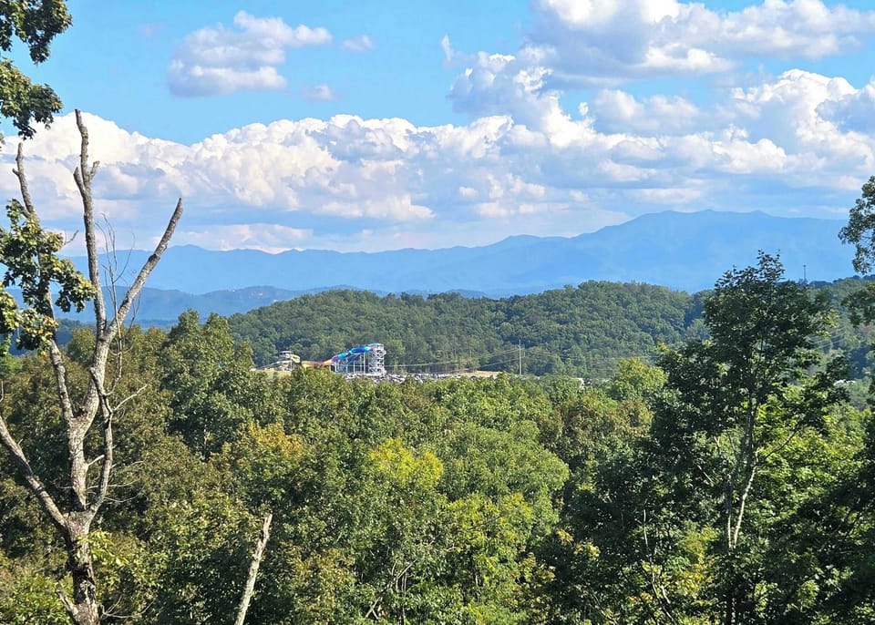 Spectatular Mountain Views from the deck. Vast greenery meets breathtaking peaks—nature’s canvas at your doorstep!