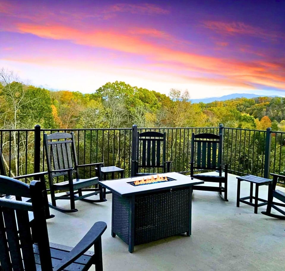 Experience breathtaking sunsets around the fire pit, surrounded by nature's beauty!