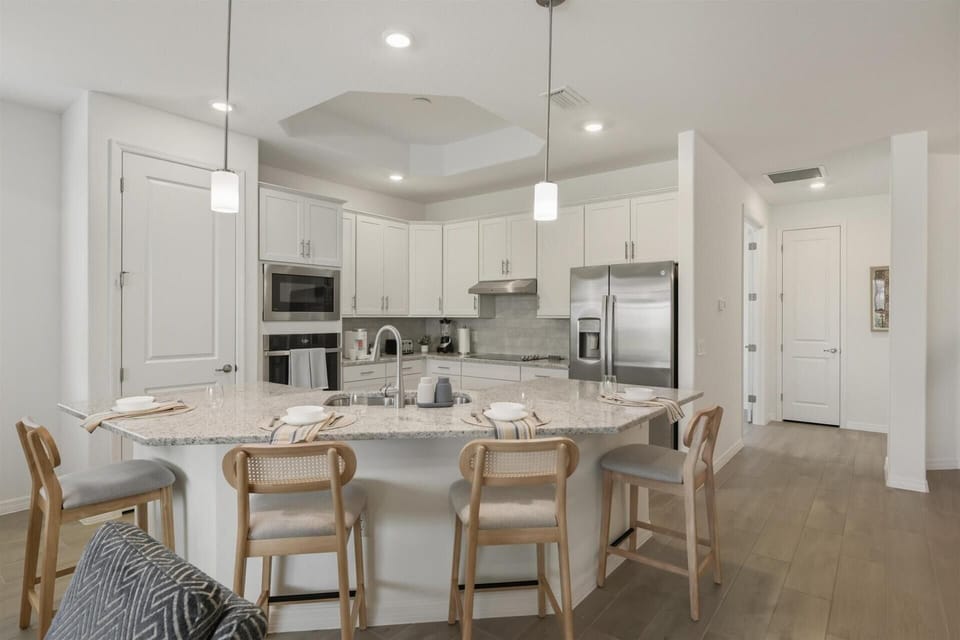Bright, open, fully-equipped kitchen