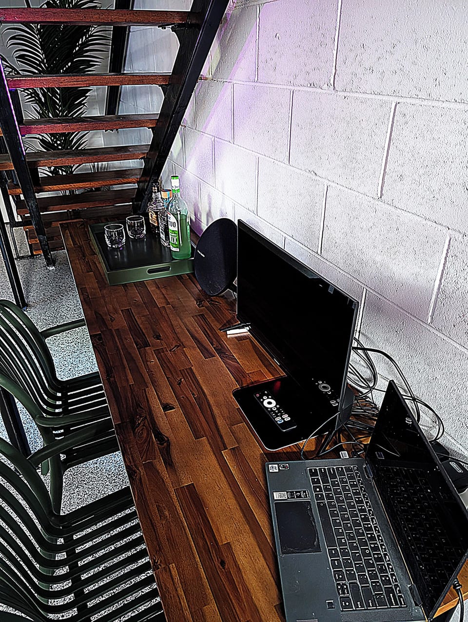 Designated office area, screens, Fast unlimited internet,