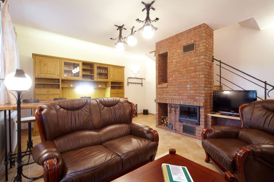 Deluxe Duplex, 2 Bedrooms, Fireplace | Living room | LCD TV
