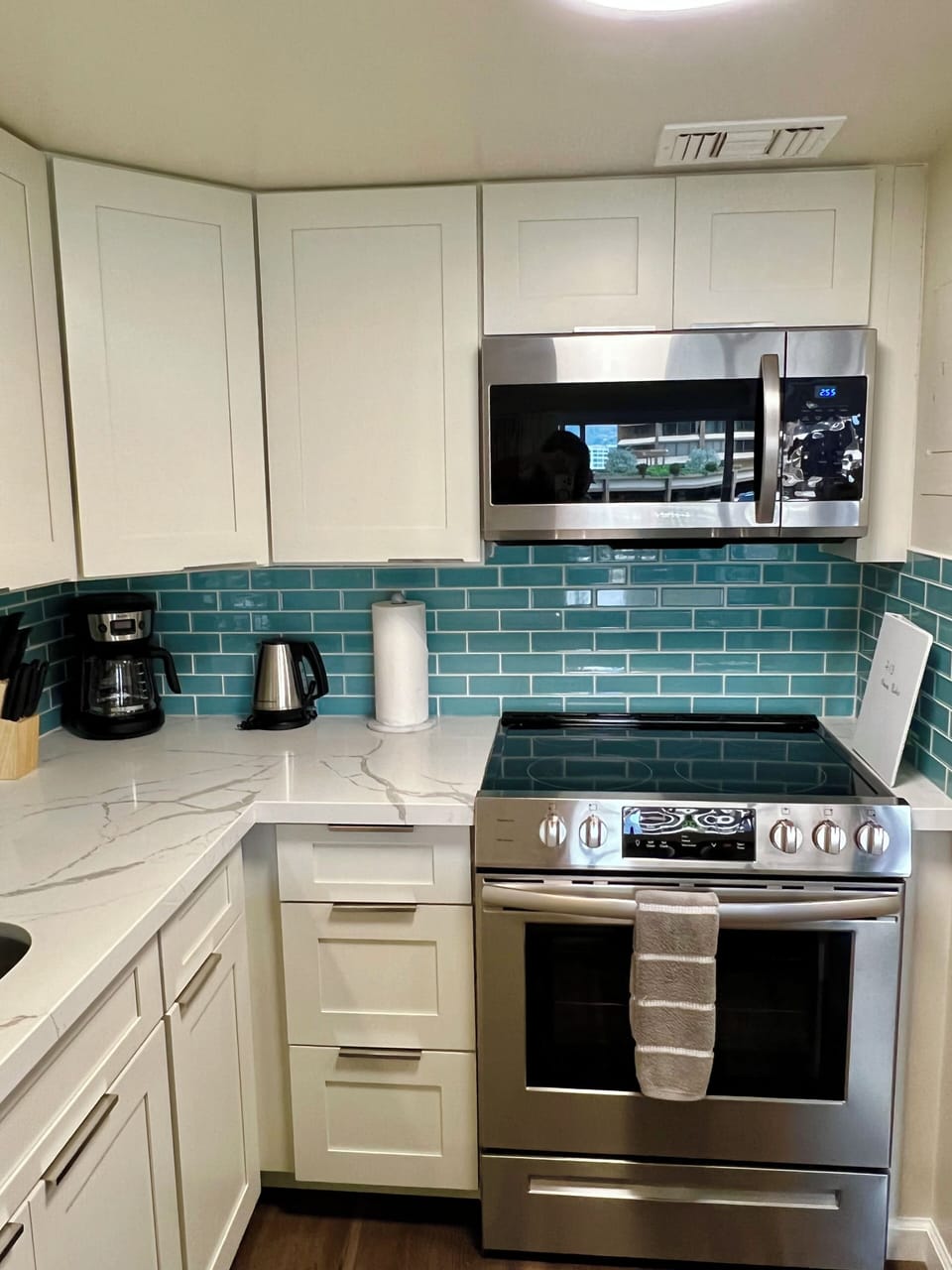 Cook with easy in this sleek kitchen, complete with full size appliance's. 