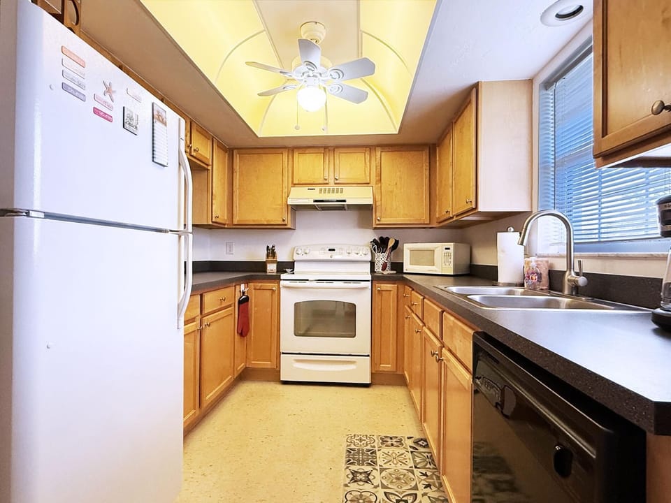Palm Manor – Coastal Living with Pool & Clubhouse (5814)