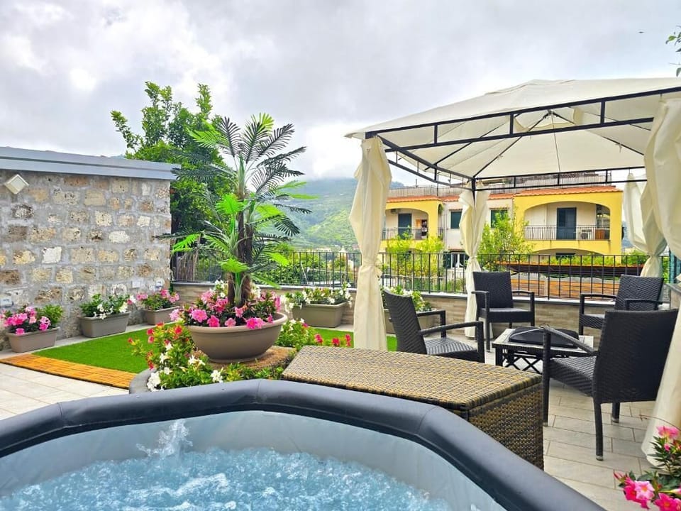 Luxury Duplex, City View | Private spa tub