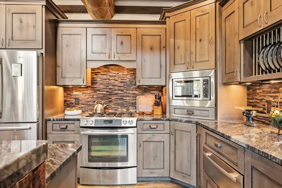 Kitchen: Oven, microwave and stove