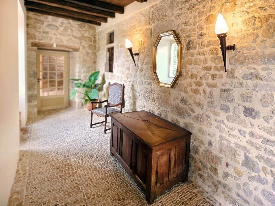 Castle entrance alley
