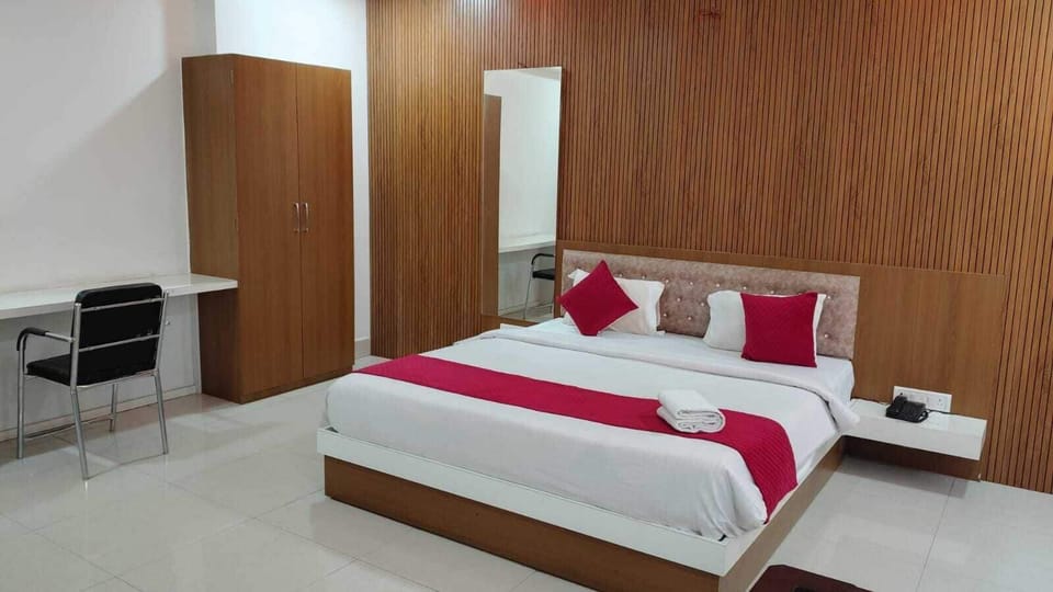 Deluxe Double Room, 1 Bedroom, Smoking, City View | Premium bedding, down comforters, desk, laptop workspace