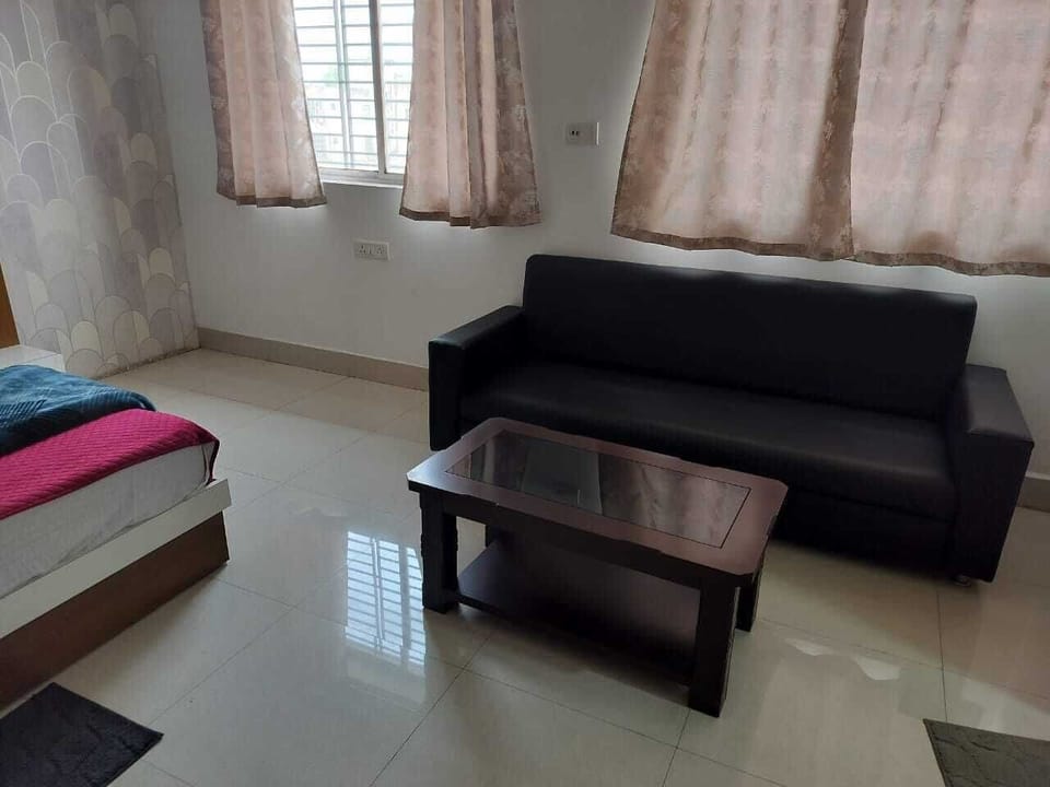 Deluxe Double Room, 1 Bedroom, Smoking, City View | Premium bedding, down comforters, desk, laptop workspace