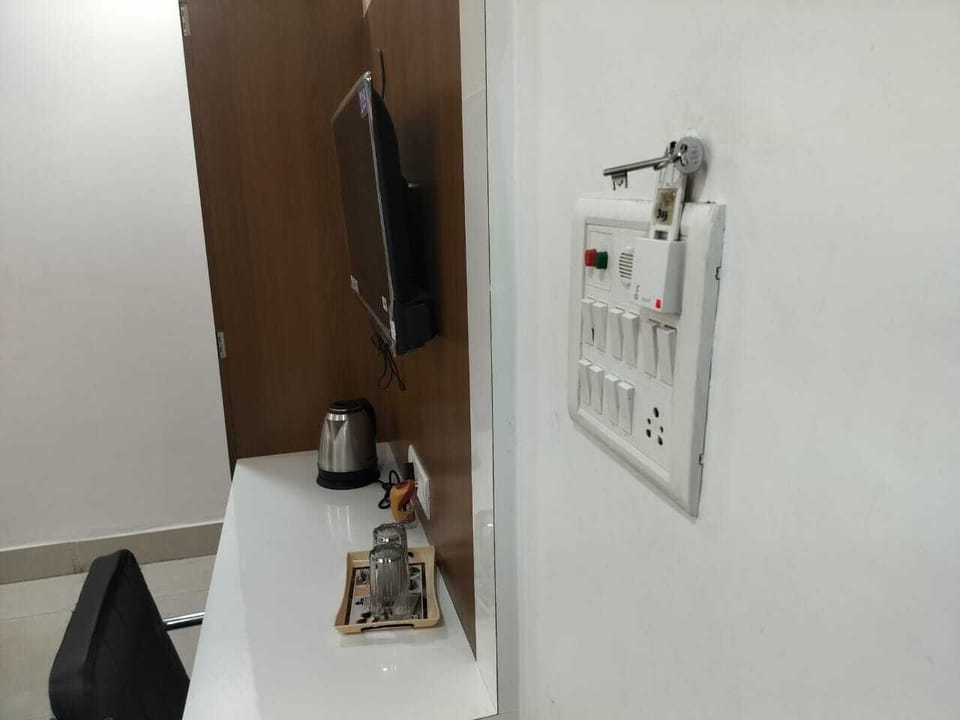 Deluxe Double Room, 1 Bedroom, Smoking, City View | In-room dining