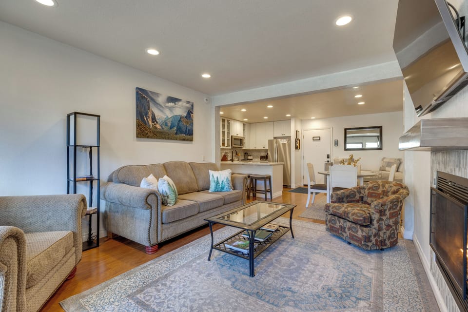Living Room | Queen Sleeper Sofa | Smart TV | Free WiFi