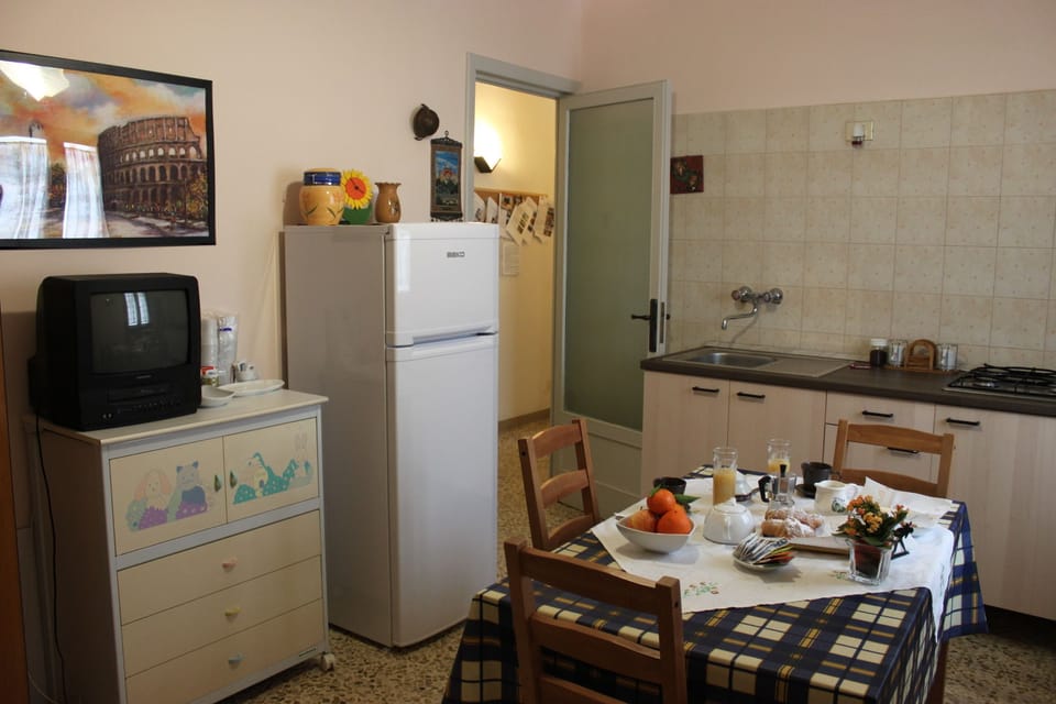 Double or Twin Room, Private Bathroom | Private kitchen | Fridge, stovetop