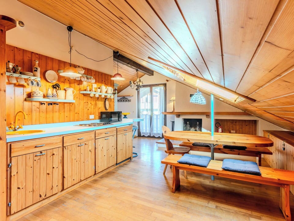 Wood, Ceiling, Interior Design, Home, Wood Stain, Log Cabin, Hardwood, Cottage, Plank, Lumber