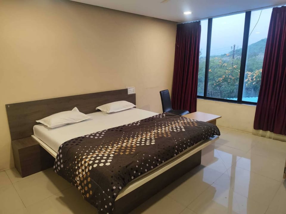 Superior Room | Rollaway beds, bed sheets