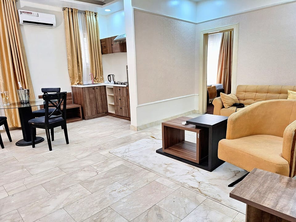 Luxury Suite, City View | Living area