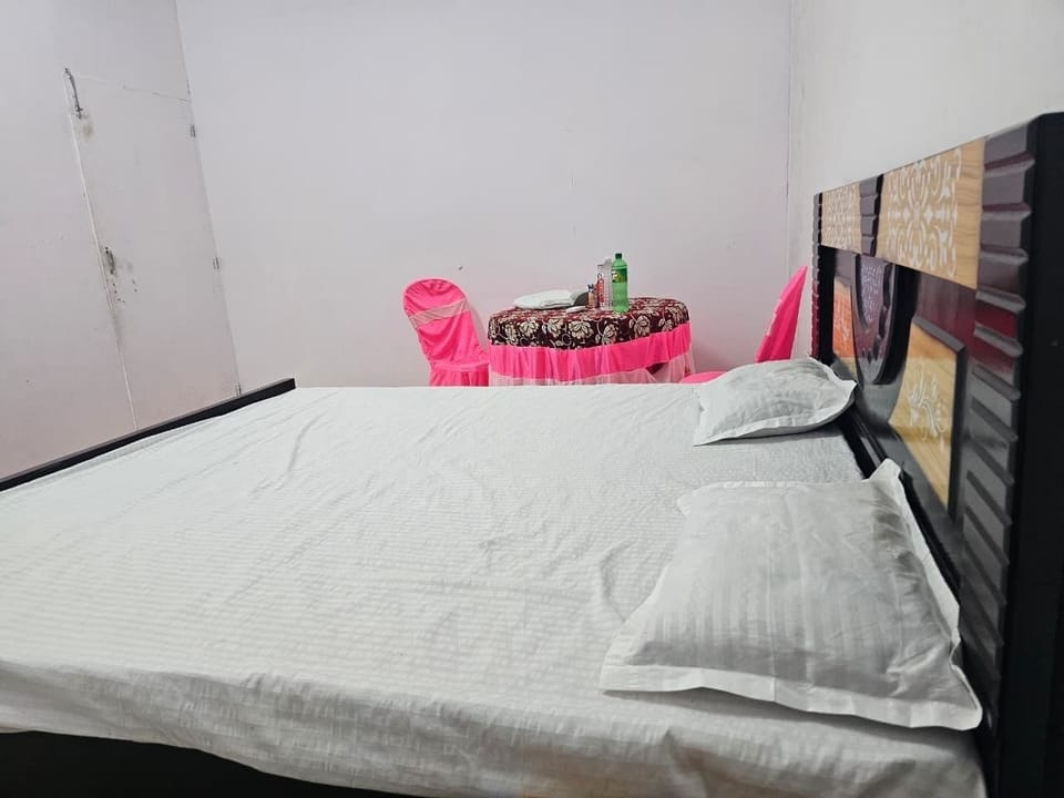 Standard Room | Desk, laptop workspace, WiFi (free), bed sheets