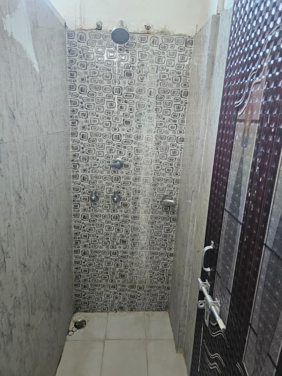 Shared Dormitory | Bathroom | Shower, towels, soap, shampoo