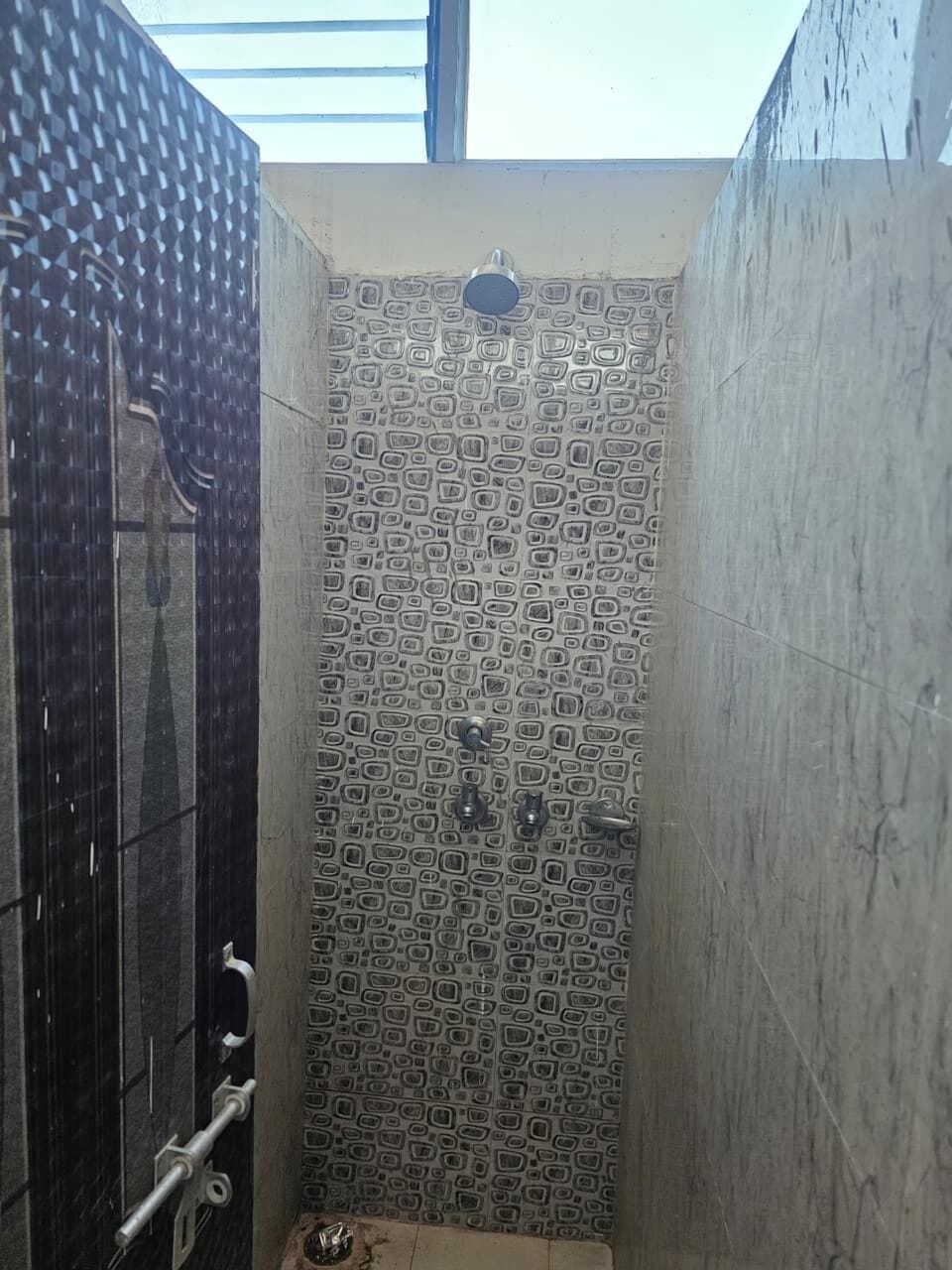 Shared Dormitory | Bathroom | Shower, towels, soap, shampoo