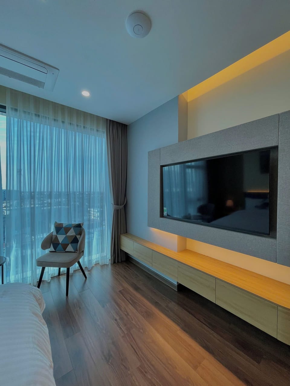 Standard Double Room | In-room safe, desk, laptop workspace, blackout drapes