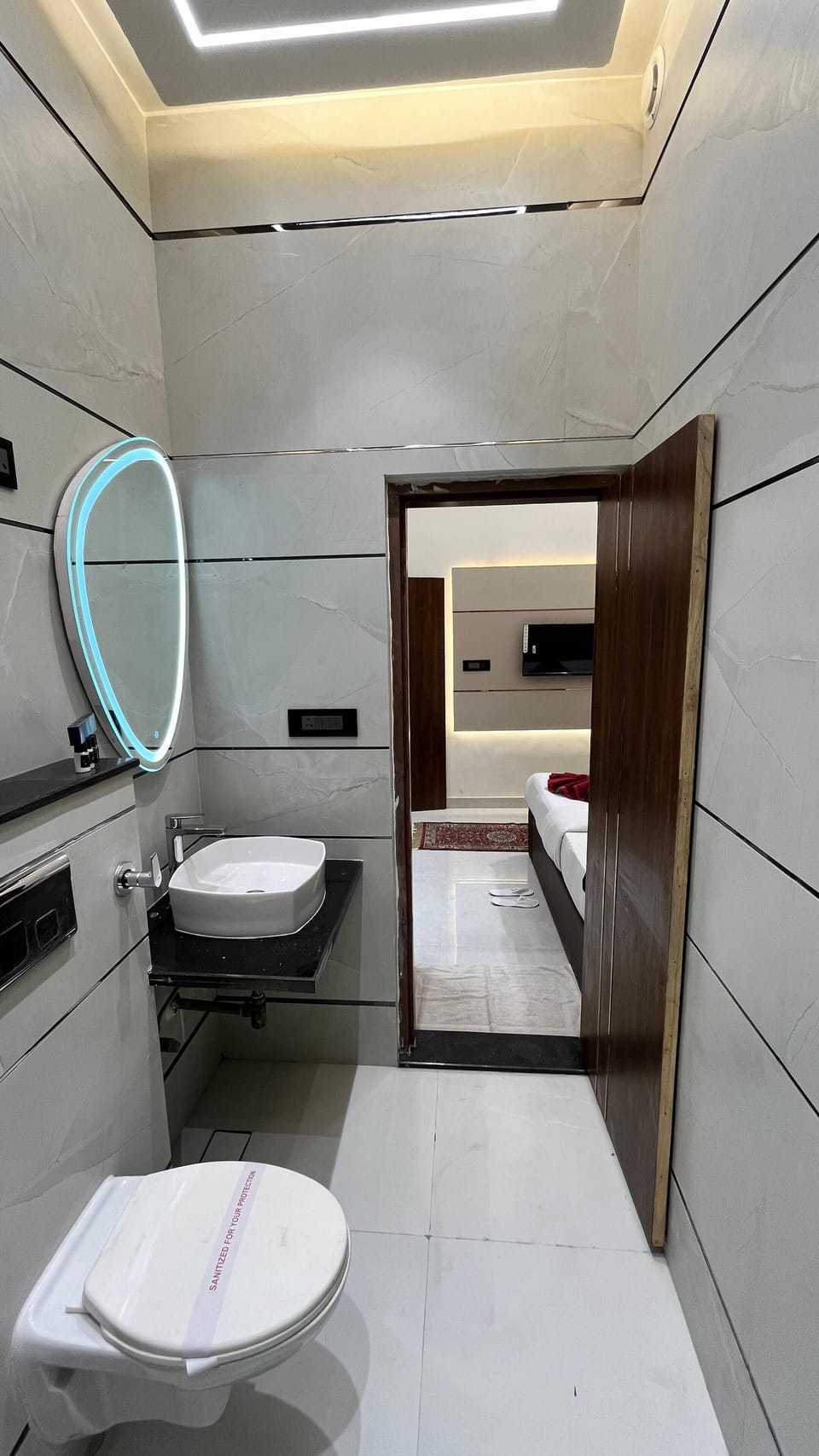Deluxe Double Room | Bathroom | Shower, free toiletries, hair dryer, slippers