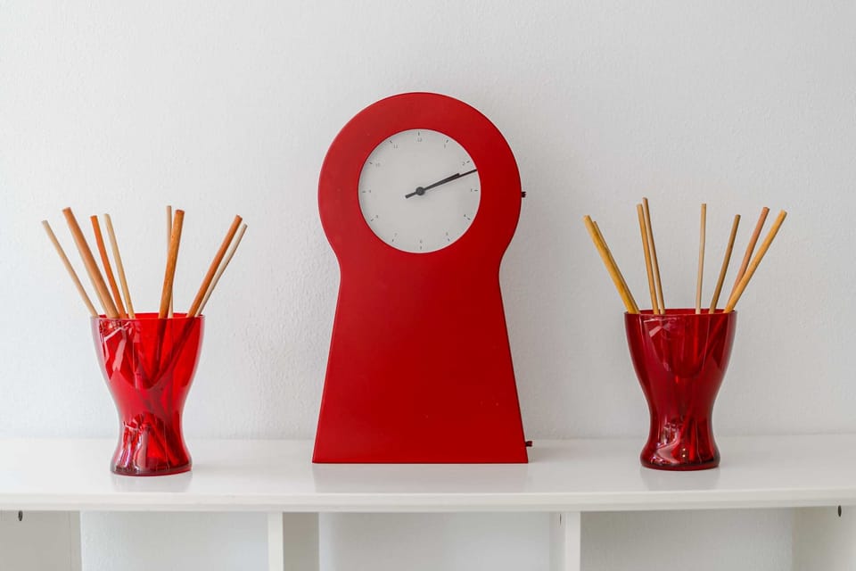 Stylish Red Clock & Decorative Aromatics – Design Details That Add Character and a Sense of Calm