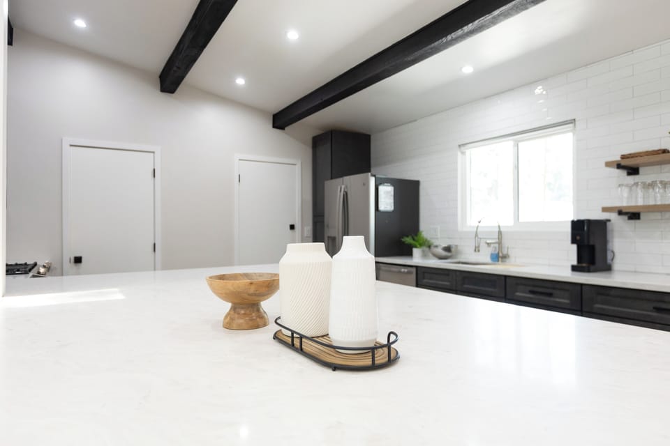 Comfort House, 5 Bedrooms, Patio, Mountain View | Private kitchen | Fridge, microwave, oven, stovetop