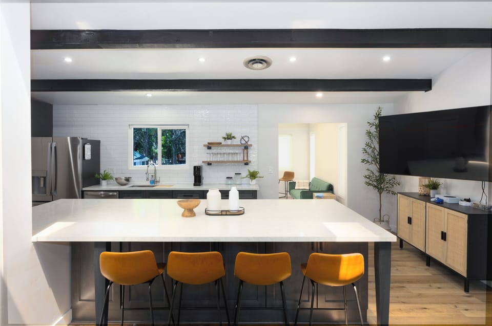 Comfort House, 5 Bedrooms, Patio, Mountain View | Private kitchen | Fridge, microwave, oven, stovetop